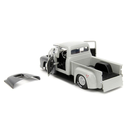 Jada Toys Street Fighter Ford F 100 (1956) 1:24 with Guile Figure Hollywood Rides Diecast Vehicle