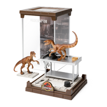 Noble Collection Jurassic Park Velocirpator Diorama