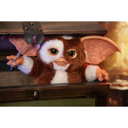 Ikon Design Studio Gremlins Replica Mogwai box and Gizmo plush